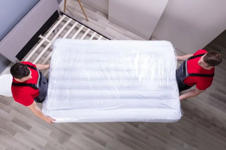 Kollegen bei Bettmontage Kollegen bei Bettmontage