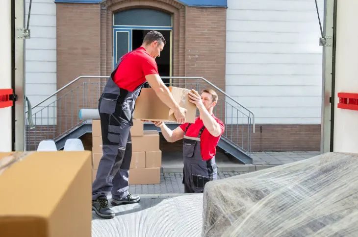 Unser Team belädt den LKW Unser Team belädt den LKW